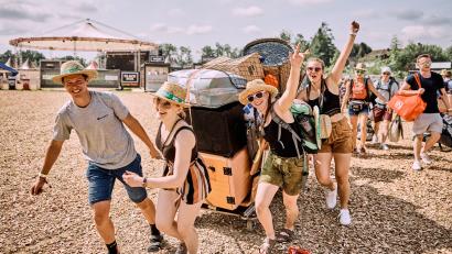 Bild: Klaus Mittermayr/Woodstock der Blasmusik/dpa
Mit Sack und Pack - und Blasinstrumenten: So kommen viele Gäste beim Festival an, das mit alter Volksmusik nicht mehr viel am Hut hat.