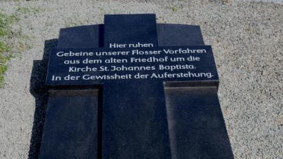 Bild: le
Der evangelische Friedhof hat zum Gedenken an frühere Flosser aus dem 17. Jahrhundert einen Gedenkstein erhalten.