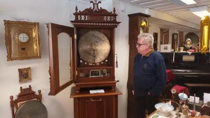 Bild: bjp
Der Musikeums-Kurator und frühere langjährige Heimatmuseumsleiter Anton Heindl mit seiner neuesten Erwerbung, einem rund 120 Jahre alten "Symphonion".