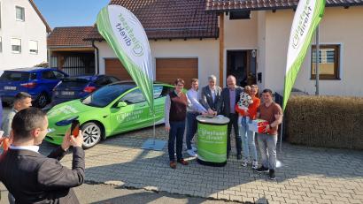 Bild: Markt Freihung/Max Heindl/exb
Als Geschenk erhielten die ersten Kunden von MIH ein Tablet und von der Glasfaser-Direkt ein „Speed Bundle“ (von links): Max Heindl, Geschäftsleiter und Breitbandpate Raphael Peschkes, Vertriebsleiter der Glasfaser Direkt Hajriz Brcvak, Geschäftsführer der mih NET, Bürgermeister Uwe König, Johannes und Lisa Großer.
