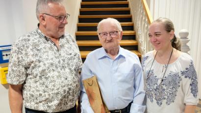 Bild: do
Offiziell gratuliert Liedertafel-Vorstand Karl Ott (links) Hans Kohl zum 95. Geburtstag. Das Ständchen des Chores dirigierte Chorleiterin Riita Michelson.
