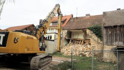 Bild: kek
Die alten, einsturzgefährdeten Häuser in Auerbach werden derzeit abgerissen.