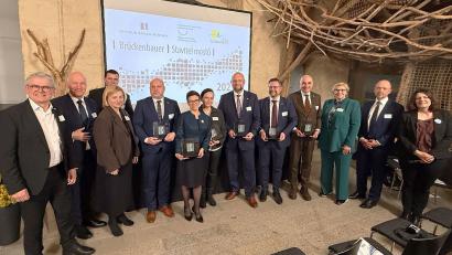 Bild: Herbert Pöhnl/exb
Bei der Preisverleihung: Im Bild (von links) Landtagsabgeordneter Martin Scharf, Senator Pavel Fischer, Landrat Thomas Ebeling, Generalkonsulin Ivana Červenková, die Ausgezeichneten Václav Bernard, Olga Richterová, Radka Bonacková, Jan Bartošek, Gerhard Hopp, Jürgen Mistol, der Geschäftsführer des Deutsch-Tschechischen Zukunftsfonds Petra Ernstberger, Tomáš Jelínek und CeBB-Leiterin Veronika Hofinger.