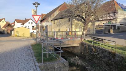 Bild: wro
Die Netzbachbrücke in Falkenberg wurde 1977 gebaut. Sie ist jetzt marode, ein Neubau fällig.