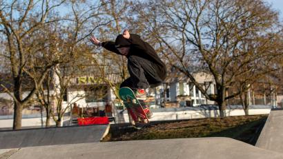 Bild: KoJa Amberg-Sulzbach
Große Sprünge auf dem kleinen Brett: Die mobile Skateanlage der Kommunalen Jugendarbeit Amberg-Sulzbach geht wieder auf Tour durch den Landkreis.