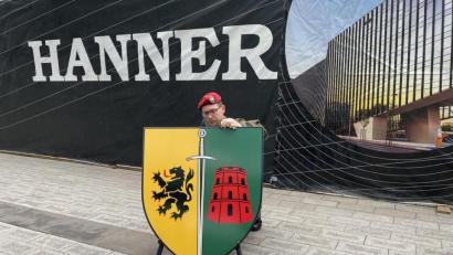 Bild: Alexander Welscher/dpa
Das neue Wappen der Panzerbrigade 45: Zur Aufstellung des Stabs präsentierte die Bundeswehr am Dienstag auch das neue Zeichen der Litauen-Brigade.