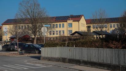 Bild: Wolfgang Steinbacher
Die Schule in Hirschau ist in einem schlechten Zustand. Zu Beginn des Jahres löste sich sogar in einem Klassenzimmer ein Fenster aus der Verankerung.