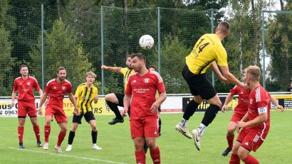 Archivbild: Gebert
Der Kreisliga-Zweite FC Tirschenreuth tritt am Ostermontag beim Tabellendritten TSV Konnersreuth an. Das Hinspiel (Szene) gewannen die Kreisstädter (gelbe Trikots) mit 5:1.