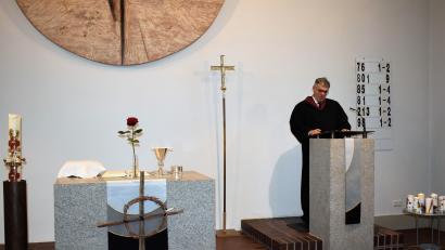 Bild: rgr
Beim Gottesdienst am Karfreitag in der evangelischen Michaelskirche in Grafenwöhr richtete Prädikant Dr. Matthias Wellstein den Blick nach Golgota.