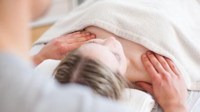 Symbolbild: Christin Klose/dpa
In einem Hotel in Marienbad sollen zukünftig nicht nur menschliche Masseure die Gäste verwöhnen, sondern auch ein KI-gesteuerter Roboter.