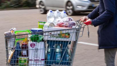 Symbolbild: Jens Büttner
Ein Ladendieb versuchte in Weiden, einen Markt mit einem vollen Einkaufswagen zu verlassen, ohne die Waren im Wert von rund 280 Euro zu bezahlen.