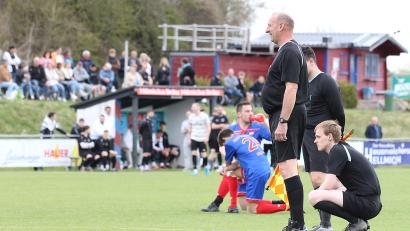 Bild: Perzl
Spieler, Fans und Schiedsrichtergespann waren wegen des medizinischen Notfalls während der Kreisliga-Partie des ASV Wunsiedel gegen den VfB Arzberg geschockt.