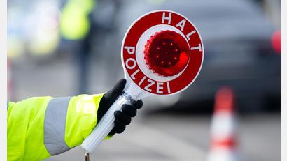 Bild: Sven Hoppe/dpa
Der tschechische Jäger wurde am Grenzübergang kontrolliert. (Symbolbild)