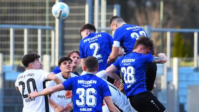 Bild: G. Büttner
Die SpVgg SV Weiden (blaue Trikots) verlor am Samstag knapp beim TSV Neudrossenfeld mit 0:1.