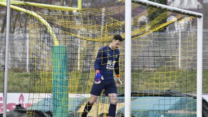 Archivbild: Hubert Ziegler
Frustriert: Torhüter Tim Schreiner vom FC Amberg musste gegen den 1. FC Passau erneut den Ball zweimal aus seinem Netz holen.