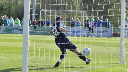 Bild: Hubert Ziegler
Das ist der (vermeintliche) Beweis dafür, dass der Ball beim 2:1 für den FC Schlicht nicht hinter der Linie war. Der Schiedsrichter entschied dennoch auf Anraten des Linienrichters und sehr zum Ärger der Vilsecker Anhänger auf Tor.