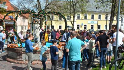 Bild: jr
Mächtig was los war am Ostersonntag am Stiftländer Heimatbrunnen, wo der Burschenverein wieder zum Oierhiartn bat.