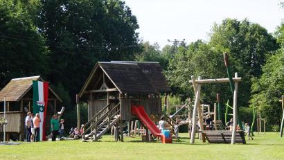 Archivbild: wel
Im Juli 2024 ist der neue Spielplatz eingeweiht worden. Nun bekommt das Areal eine Einzäunung, um die Kinder zur Straße und zur vorbeifließenden Murach hin zu schützen