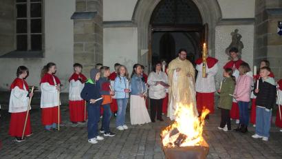 Bild: rn
Die Flamme des Osterfeuers überträgt Pfarrer Johannes Bosco Ernstberger auf die neue Osterkerze und die Kerzen der Ministranten und Erstkommunionkinder.