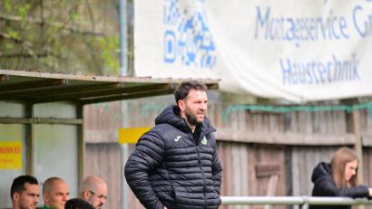 Bild: Thomas Schrems
Trainer Frantisek Nedbaly war nach dem Null-Punkte-Osterwochenende des SV Mitterteich bedient.