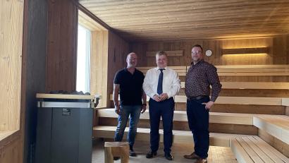 Bild: Sarah Karner/exb
Die Bulmare-Geschäftsführer Johannes Ortner (links) und Reiner Beck (rechts) sowie Bürgermeister Thomas Gesche (Mitte) überzeugten sich vor Ort von den Neuerungen in der Saunawelt.