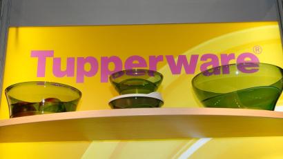 Symbolbild: Hermann J. Knippertz/AP/dpa
Die Traditionsmarke Tupperware will ein Comeback wagen.