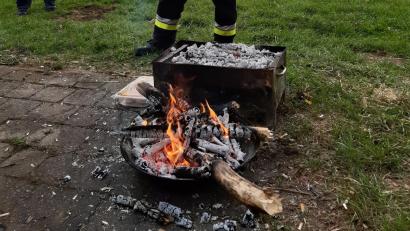 Bild: Roland Löb/Feuerwehr Neuhaus an der Pegnitz
Weil die Feuerschale vom Aussichtspunkt am Grottenberg aus weithin zu sehen war. löste sie am Ostersonntag einen Feuerwehr-Einsatz aus.