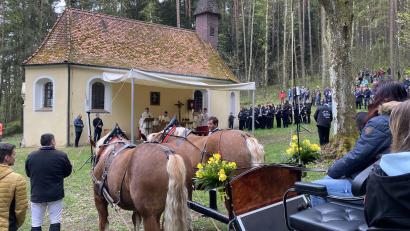 Bild: aub
Rund um die Brünnl-Kirche stehen die Pferde, Reiter und Teilnehmer am Gottesdienst.