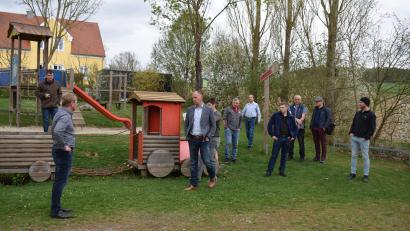 Bild: bnr
Der Kinderspielplatz im Baugebiet "Markfelde" wird um eine Schaukel erweitert.Auch soll da gesamte Gelände pflegeleichter gestaltet werden.