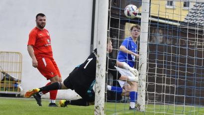 Bild: Hubert Ziegler
Das war das 1:0 für den TuS Rosenberg durch Lukas Kokott (hinten), der Torhüter Jannik Brunner (Mitte) vom TSV Königstein keine Chance ließ.