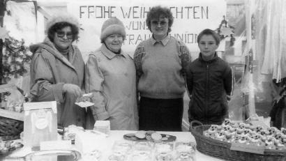 Bild: Archiv Frauen-Union Wiesau/exb
Die FU Wiesau ist vielfältig aktiv. 1987 wurden beim Adventsmarkt in Wiesau Nikoläuse angeboten. Das Gebäck war ein Verkaufsschlager.