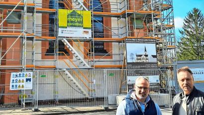 Bild: Christl Schemm/fph
Der erste Bauabschnitt für die Renovierung der Kirche Maria Immaculata in Arzberg umfasst die Außensanierung und die Erneuerung des Dachstuhls. Im Bild vor dem eingerüsteten Gotteshaus Pfarrer Stefan Prunhuber (links) und Projektleiter Martin Csakli.