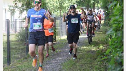 Archivbild: Hirsch
Run-and-Bike: Gemeinsam machen sich Läufer und Radfahrer beim Schwandorfer Charity-Lauf auf die zehn Kilometer lange Strecke