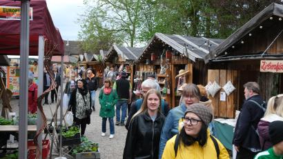 Bild: Hirsch
Die Gartentage mit Ostermarkt erweisen sich erneut als Besuchermagnet. Über 100 Aussteller bieten ihre Produkte an.