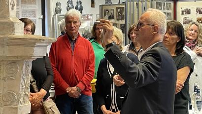 Bild: bod
Ludwig Semmler erklärt den zahlreichen Besuchern die Bildsprache des Pressather Prunkofens.