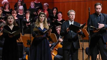 Bild: Petra Hartl
Beim Konzert des Amberger Oratorienchors am Karfreitag im ACC überzeugten die Solisten (von links), Santa Karnite (Sopran), Katharina Heiligtag (Alt), Victor Schiering (Tenor) und Wiard Witholt (Bass).