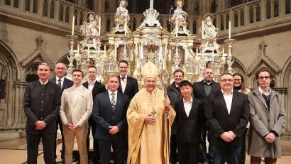 Bild: Christian Beirowski 
Bischof Rudolf Voderholzer (Mitte) spendete in der Osternacht im Regensburger Dom sechs Personen das Sakrament der Taufe. Einer von ihnen war Andreas Kurth (links) aus Wutschdorf.