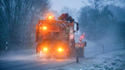 Symbolbild: Thomas Warnack/dpa
Der Winter 2024/2025 blieb größtenteils schneefrei. Doch der Winterdienst hatte trotzdem viel zu tun.