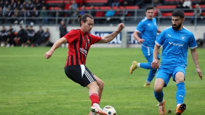Archivbild: Dieter Jäschke
David Bezdicka (links) war mit zwei Toren und zwei Vorlagen der Mann des Tages beim 5:1-Sieg des SC Luhe-Wildenau in Parsberg.