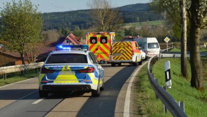Bild: dob
Nach einem Unfall mit drei Fahrzeugen war die Straße zwischen Burgtreswitz und Vohenstrauß am Dienstag gesperrt.