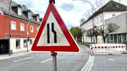 Bild: Gabi Schönberger
Wegen Arbeiten an der Ampelanlage muss die Straße am Schlörplatz halbseitig gesperrt werden.