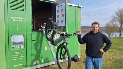 Bild: bl
Sebastian Bernhard kann sich so die Zukunft des E-Bike-Verleihs vorstellen. Der Container am Murner See ist eines der ersten Projekte dieser Art, das auf der Geschäftsidee eines Start-ups in Chemnitz basiert.