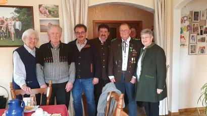 Bild: Christa Weber
Die Famile, eine Abordnung der Schützen und Vertreter der Gemeinde feierten mit Horst Fettke (Zweiter von links) 90. Geburtstag: Christa Fettke, Bürgermeister Manfred Dirscherl, Ludwig Prem, Willi Weber, Silvia Maier und Christa Weber (von links).