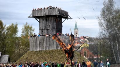 Bild: ubb
Mit großem Spektakel wurde im Geschichtspark Bärnau der Winter ausgetrieben. Ein paar Hundert Leute verfolgten mit Spannung das Verbrennen einer symbolischen Strohpuppe. Wer einen Platz auf dem Wehrturm ergatterte, hatte Glück und konnte die Zeremonie bestens von oben miterleben.