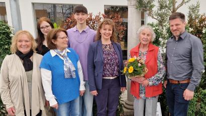 Bild: mab
Bürgermeister Peter Neumeier (rechts) war neben der Familie einer der Gäste, die zum runden Geburtstag von Eleonore Schönberger (Zweite von rechts) gratulierten.