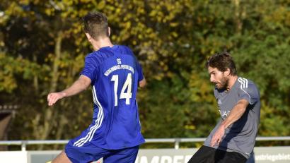 Bild: mhs
Michaeli Gatsas (rechts/Szene aus einem früheren Spiel) und der FC Schmidgaden, sind in den fünf Spielen nach der Winterpause noch punktlos.