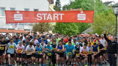 Archivbild: Stephan Huber
Der Landkreislauf 2024 startete in Ensdorf. Von dort aus begaben sich die 196 Mannschaften auf die elf Etappen in Richtung Zielort Kauerhof. In diesem Jahr ist Schwend der Zielort.
