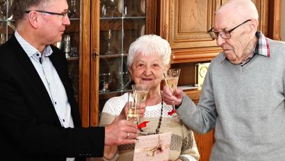 Bild: gf
Ein Prost auf bisher 65 Ehejahre und weitere glückliche gemeinsame Jahre. Unser Bild zeigt (von links) Bürgermeister Franz Badura sowie Anna und Wolfgang Loch.