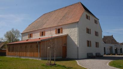 Bild: pop
Mit einem Gottesdienst, Festakt und einem Kindertheater wird der mächtige Steinstadel in Schmidmühlen am Sonntag, 27. April, eingeweiht.