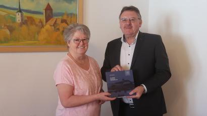Bild: Stefanie Gradl
Autorin Rosi Hasenstab überrascht Bürgermeister Hans-Martin Schertl mit ihrem Buch über Vilseck.
